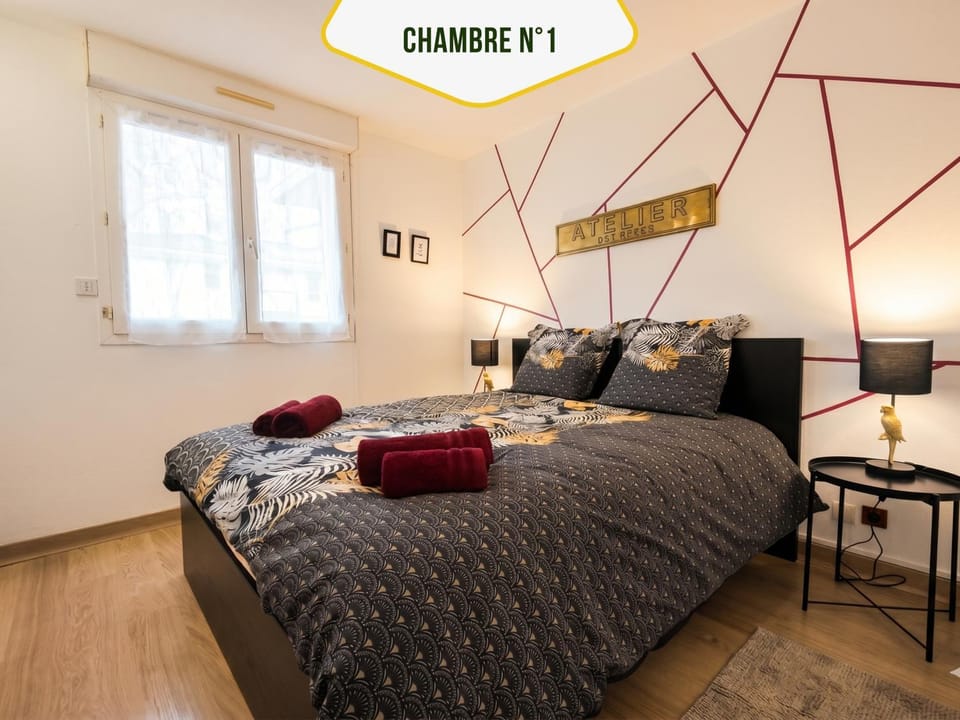 Bed, Photo of the whole room, Bedroom, towels