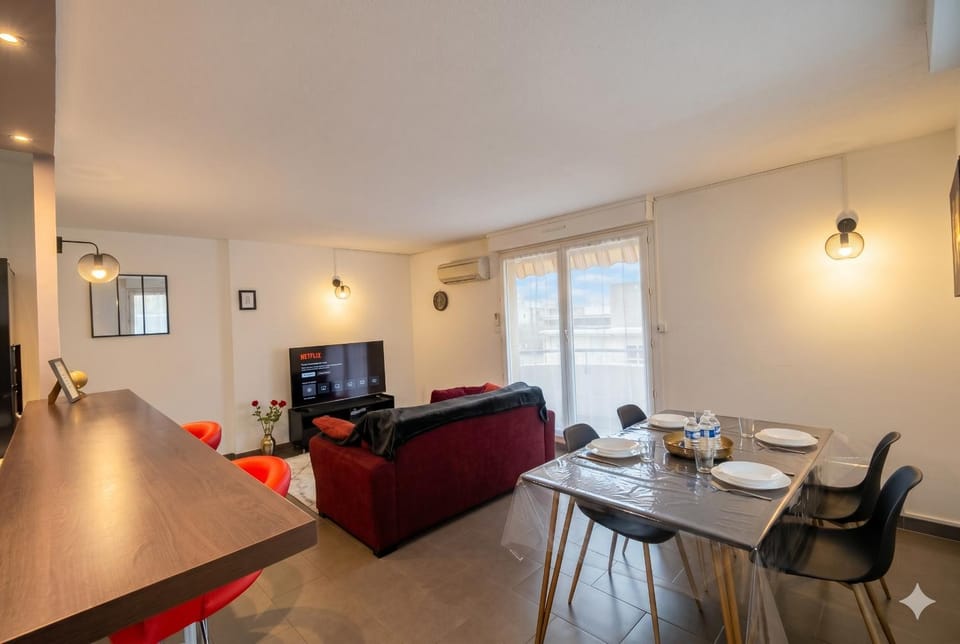 TV and multimedia, Seating area, Dining area