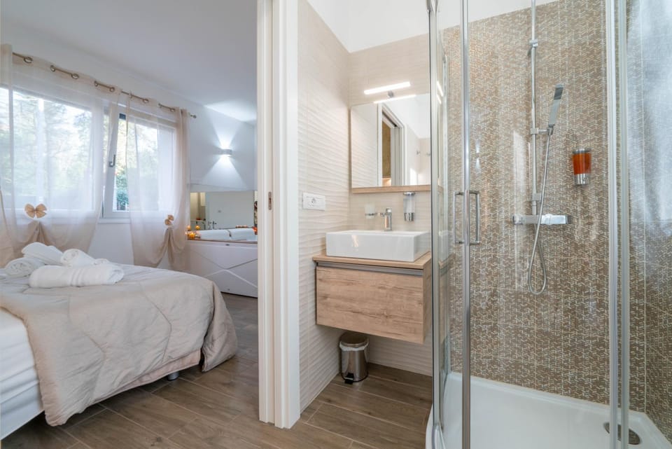 Shower, Bed, Hot Tub, Bathroom, Photo of the whole room, Bedroom, Bath, towels