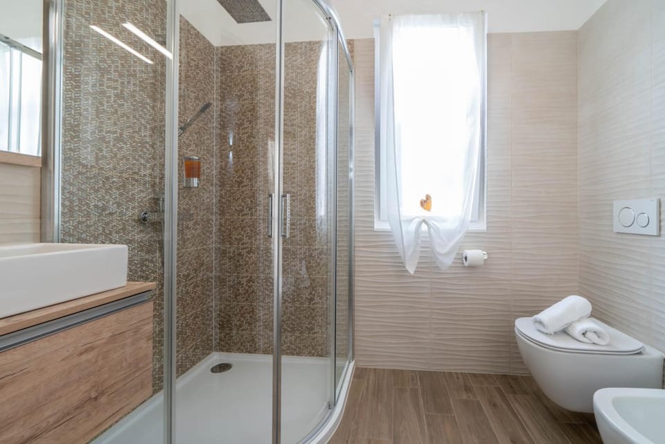 Shower, Toilet, Bathroom, Bath, bidet, towels