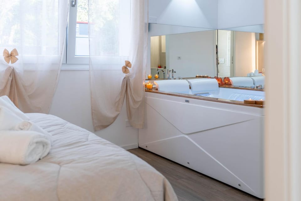 Bed, Hot Tub, Photo of the whole room, Bedroom
