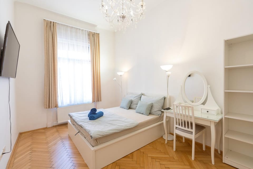 Bed, TV and multimedia, Bedroom, wardrobe