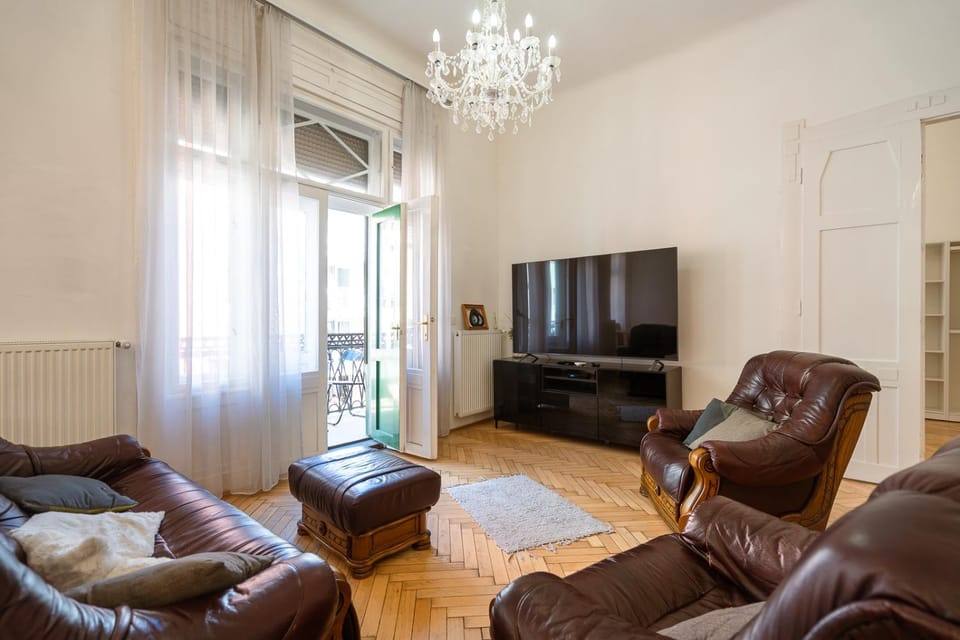Communal lounge/ TV room, TV and multimedia, Living room, Seating area, Evening entertainment
