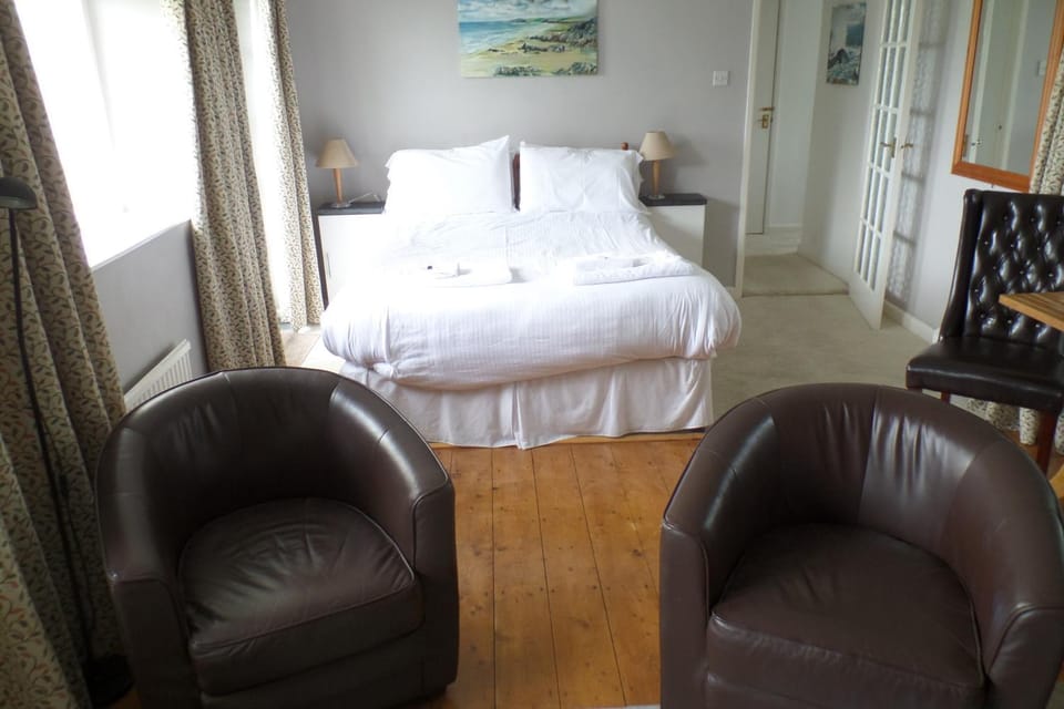 Bed, Photo of the whole room, Seating area