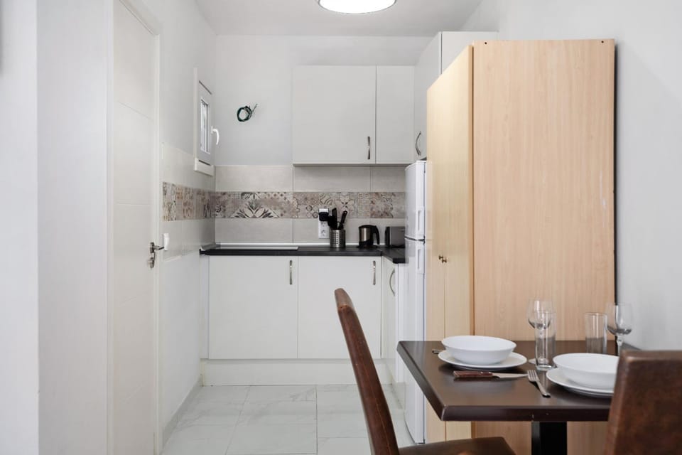 Property building, Kitchen or kitchenette, Living room