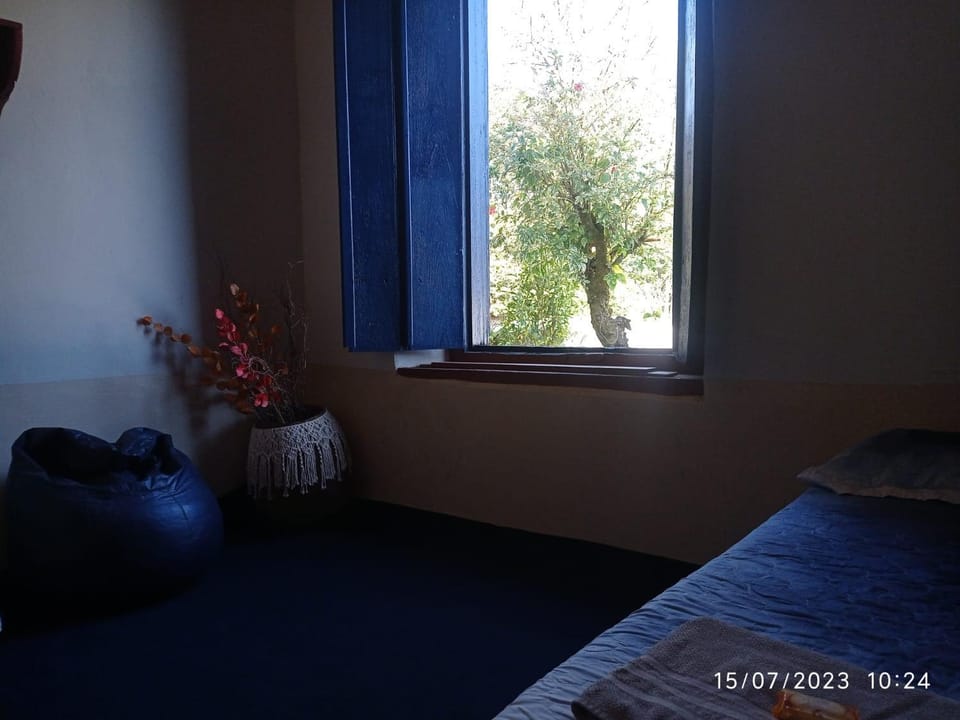 Photo of the whole room, Garden view
