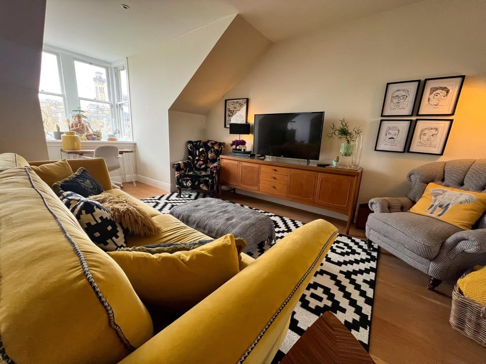 3-Bed Bonny Flat - West End City Centre Apartment in Glasgow