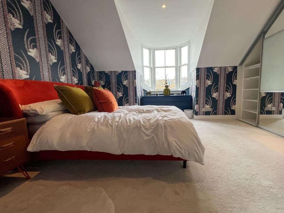 3-Bed Bonny Flat - West End City Centre Apartment in Glasgow