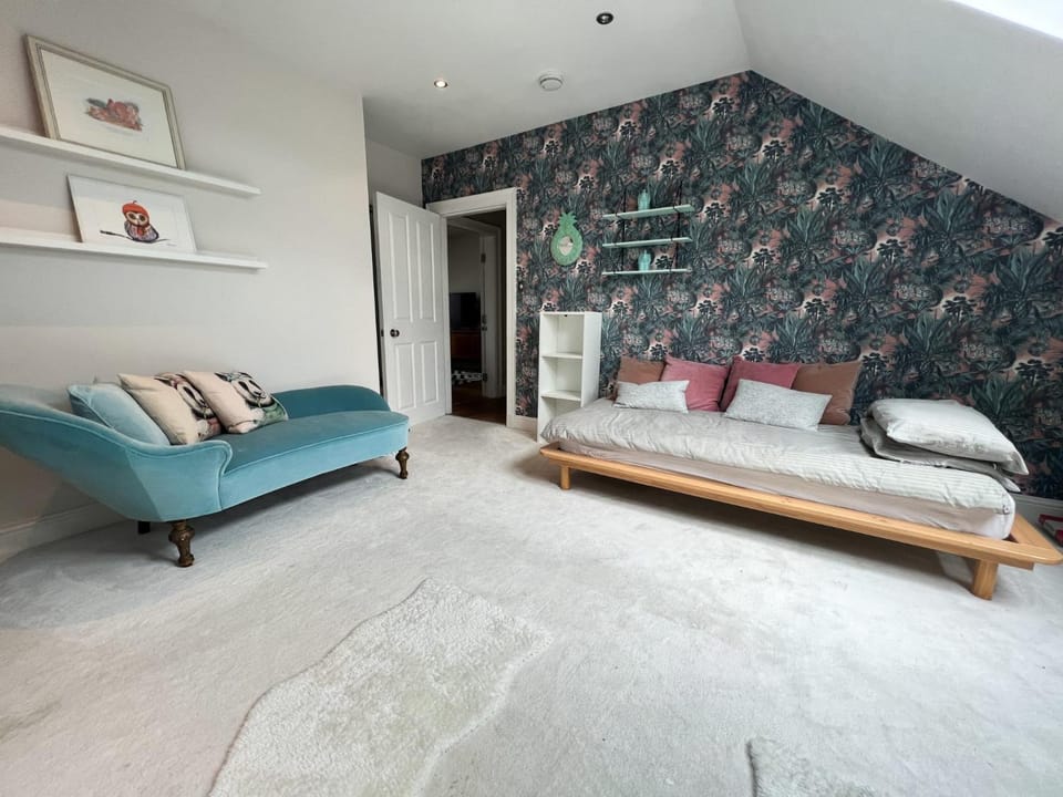 3-Bed Bonny Flat - West End City Centre Apartment in Glasgow