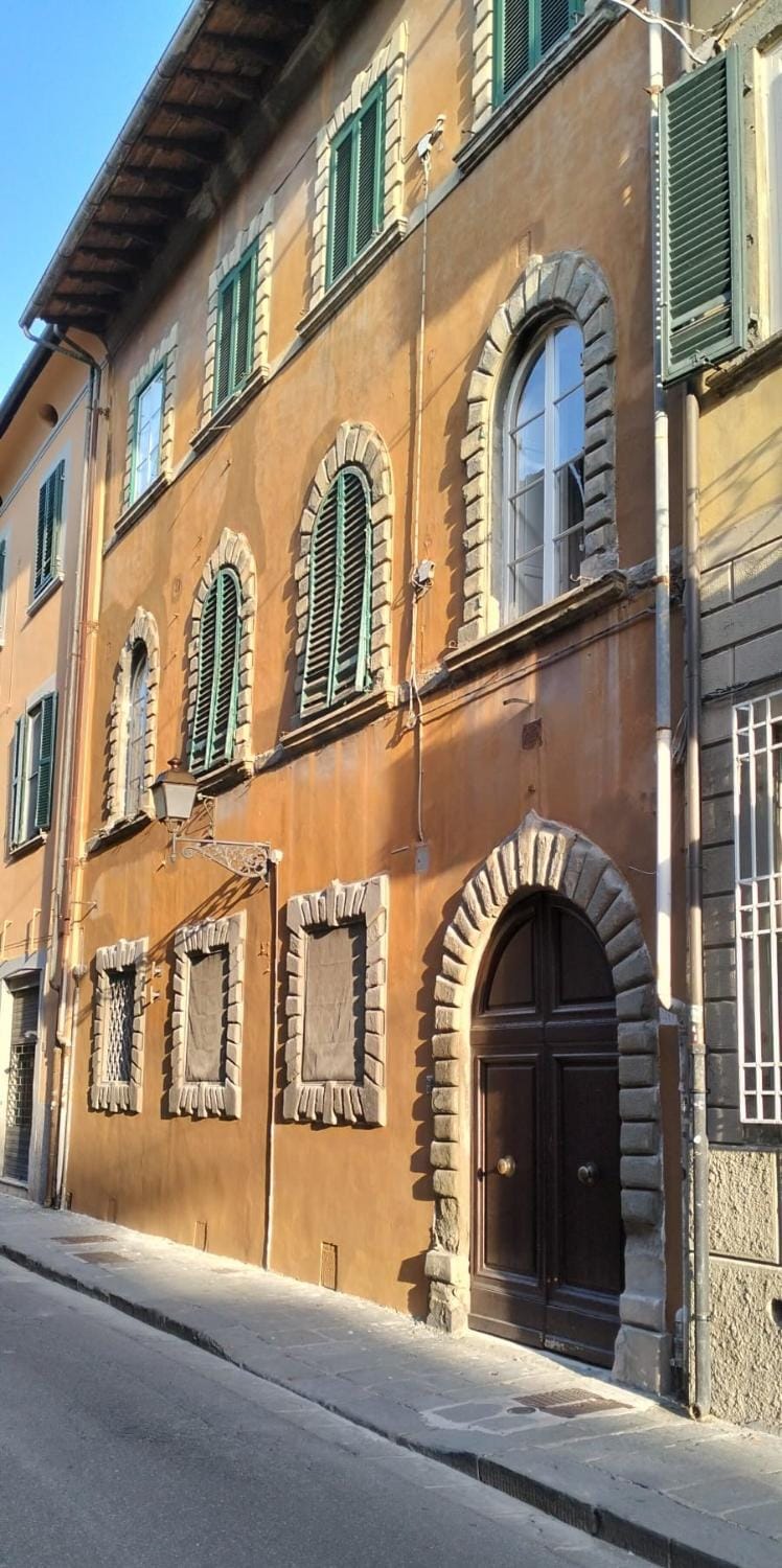 Property building, Facade/entrance, Day