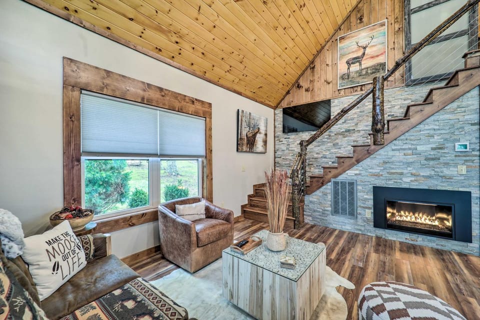 Beech Mountain Nature Escape! Modern + Cozy Cabin Cabin in Beech Mountain