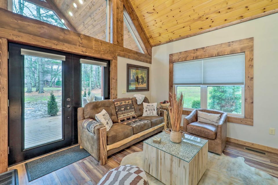 Beech Mountain Nature Escape! Modern + Cozy Cabin Cabin in Beech Mountain