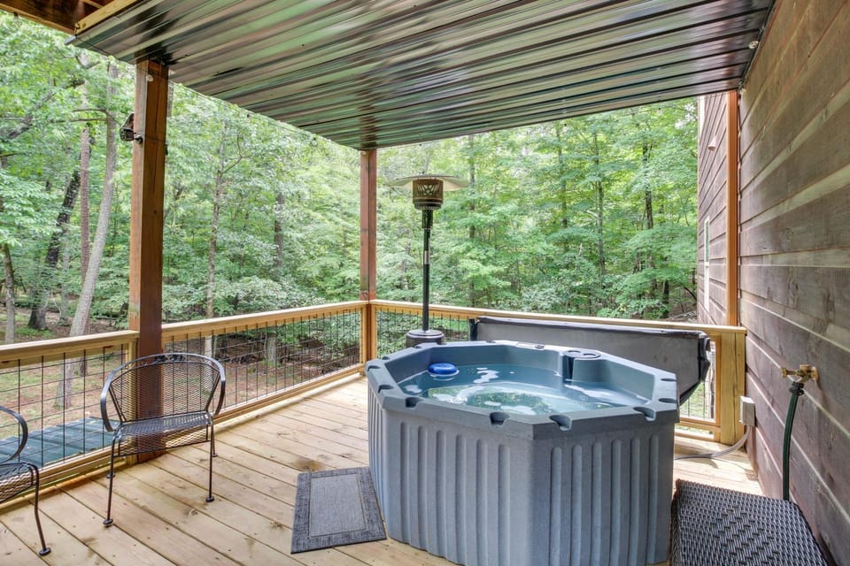 Upscale Coosawattee Cabin w/ Hot Tub & Fire Pit! Cabin in Georgia