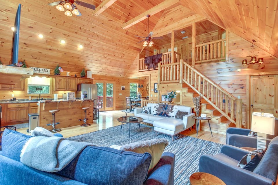 Upscale Coosawattee Cabin w/ Hot Tub & Fire Pit! Cabin in Georgia