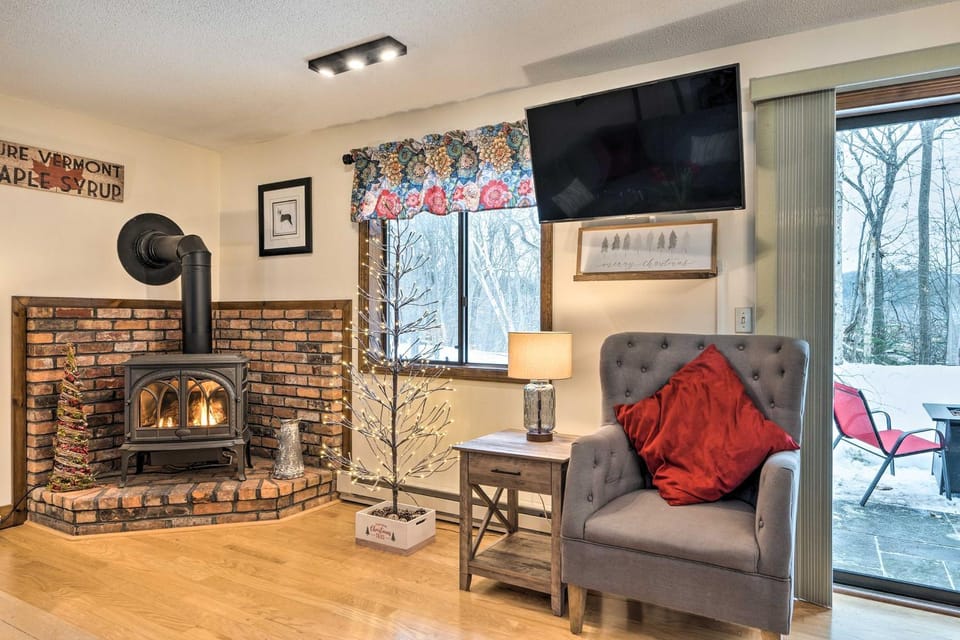 Hartford Escape w/ Fire Pit ~ 3 Mi to Ski & Golf! House in Quechee