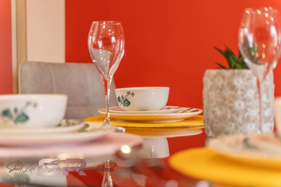 Food and drinks, Decorative detail, Decorative detail, Seating area, Dining area, Dinner, Drinks