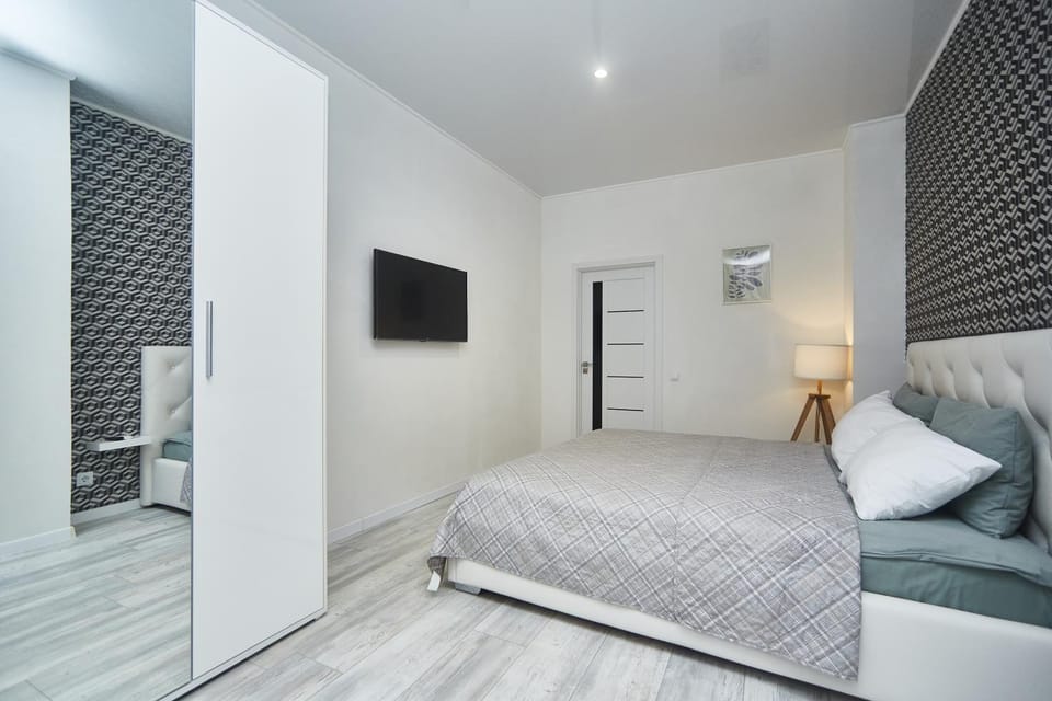 Bed, TV and multimedia, Photo of the whole room, wardrobe