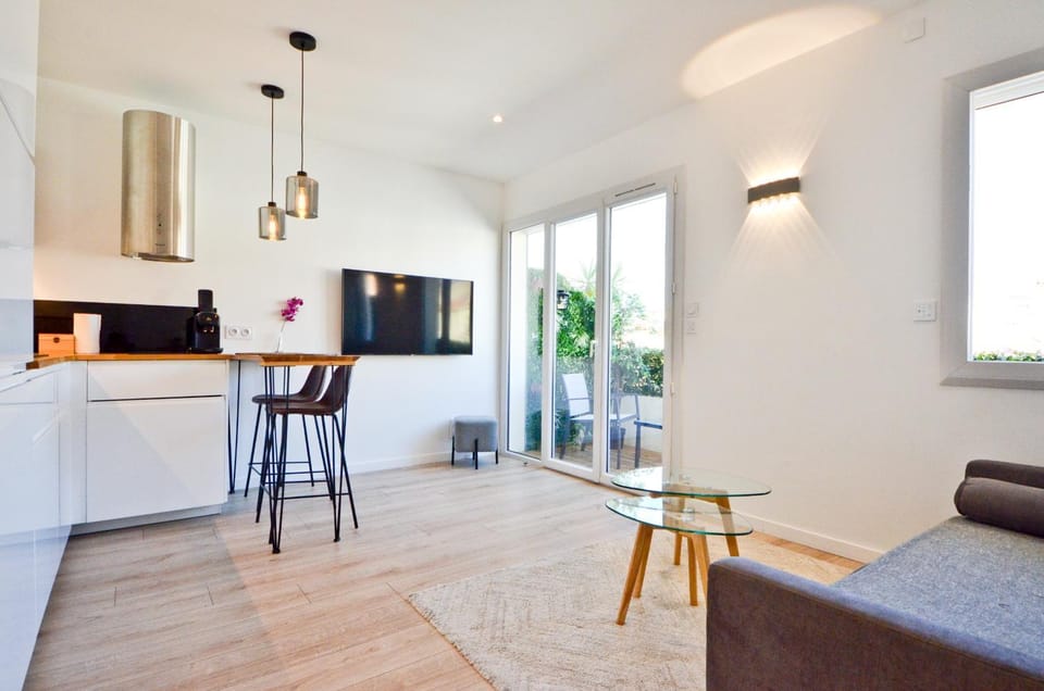 Kitchen or kitchenette, Living room, Dining area