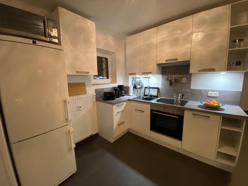 Coffee/tea facilities, Kitchen or kitchenette, dishwasher, oven, toaster