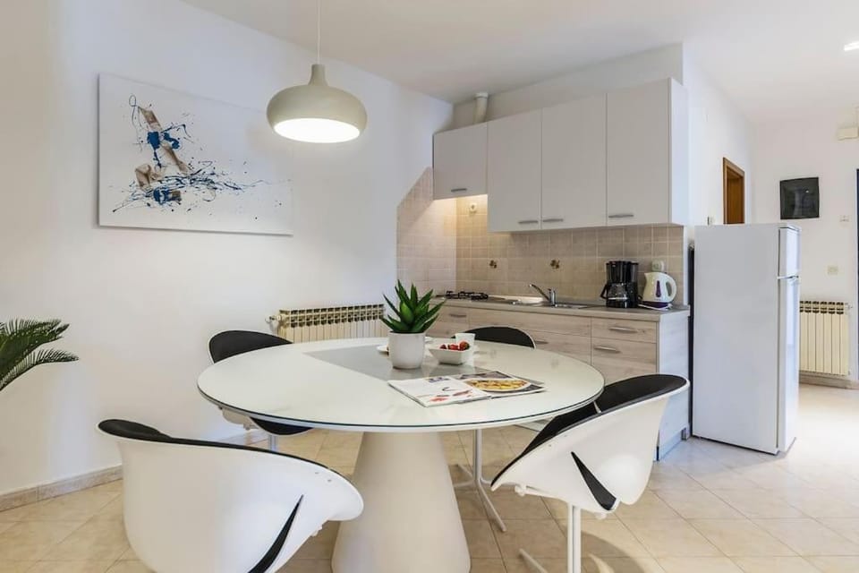 Kitchen or kitchenette, Dining area, stove