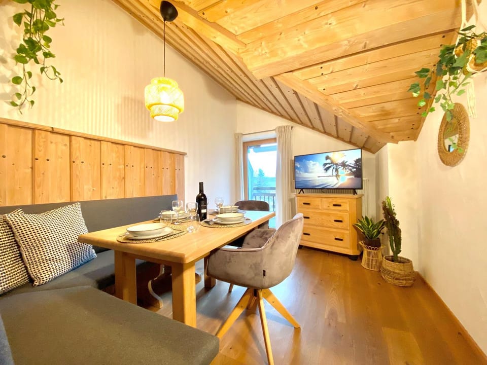 TV and multimedia, Living room, Seating area, Dining area, Evening entertainment