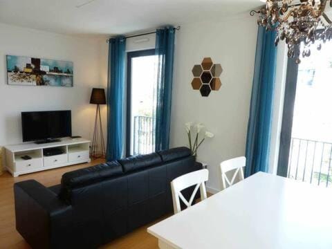 Communal lounge/ TV room, TV and multimedia, Living room, Dining area