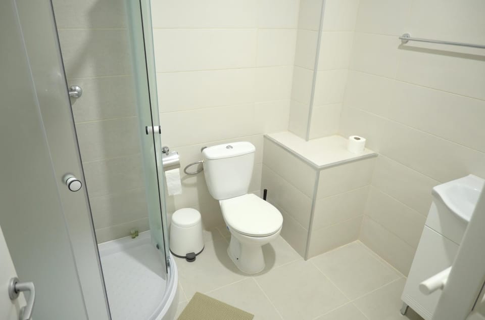 Shower, Toilet