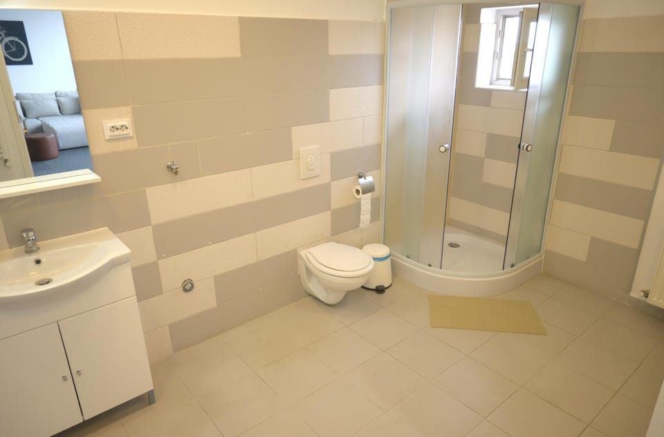 Shower, Toilet