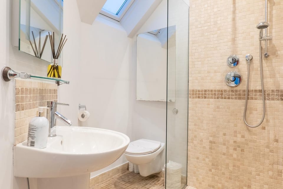 Shower, Toilet, Bathroom, towels