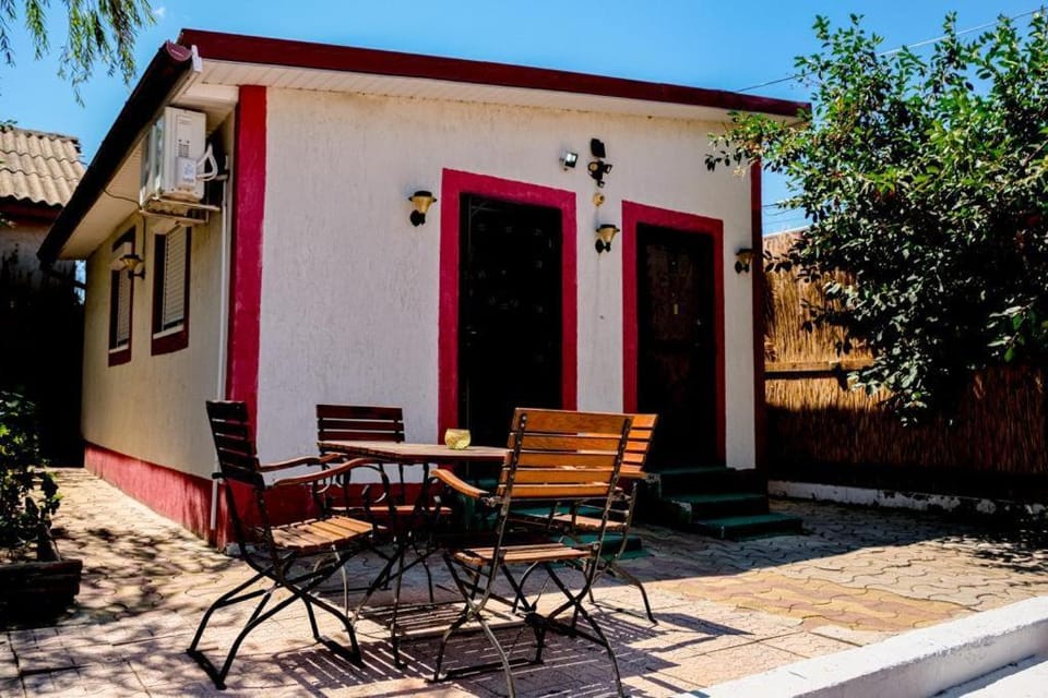 Property building, Garden, Balcony/Terrace