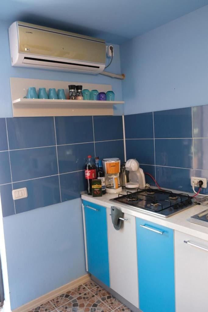 Kitchen or kitchenette, minibar