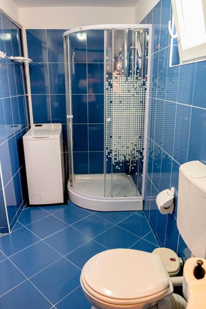 Shower, Toilet, Bathroom, towels