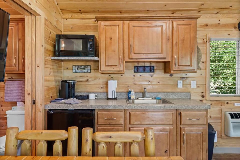 Quiet little pet friendly cabin Cabin in Kernville