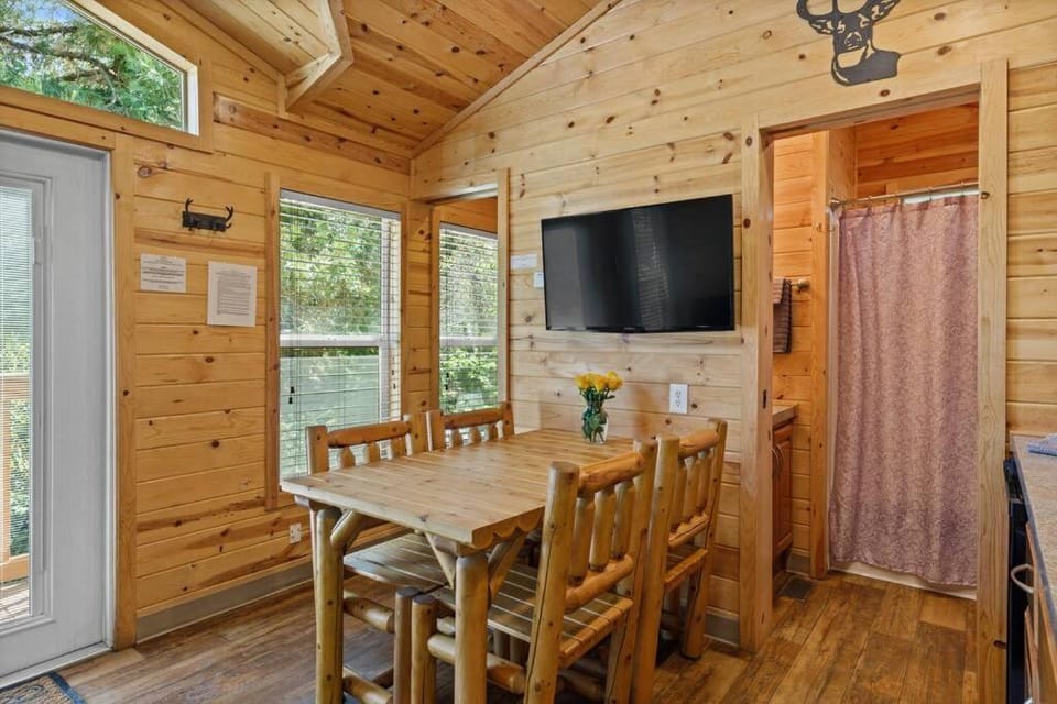 Quiet little pet friendly cabin Cabin in Kernville