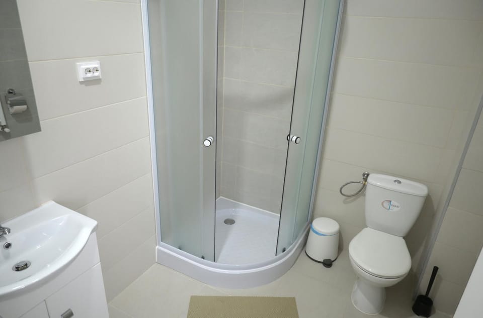 Shower, Toilet