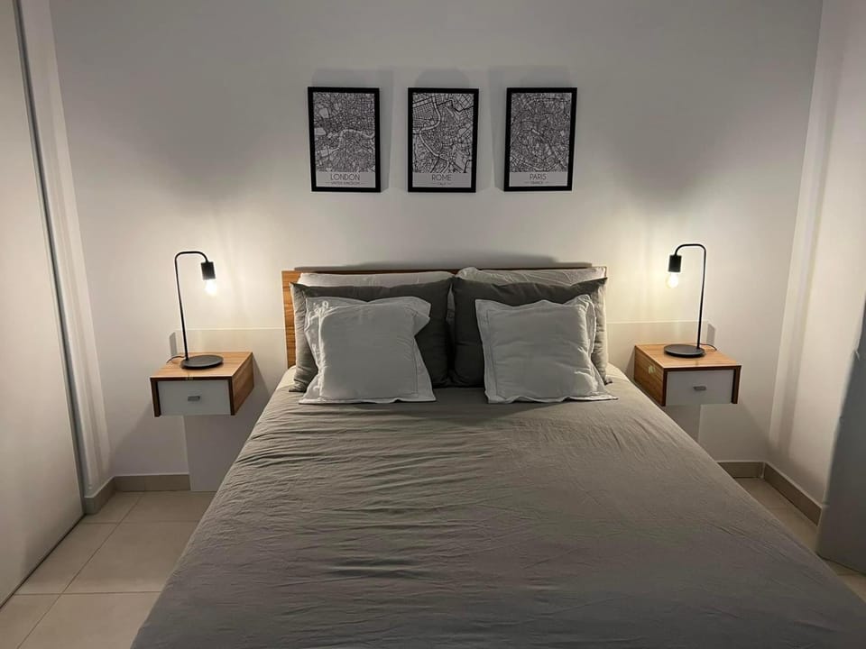 Bed, Photo of the whole room, Bedroom