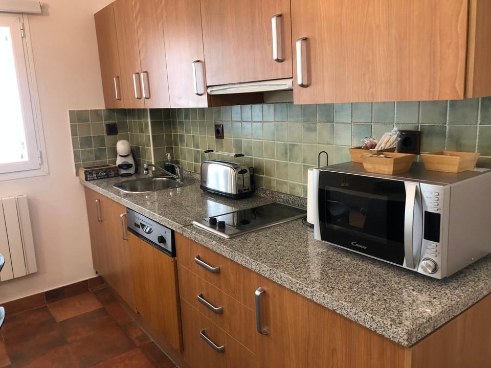 Kitchen or kitchenette, minibar, toaster