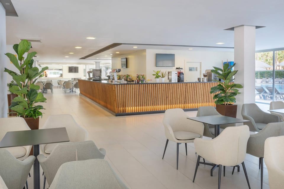 TV and multimedia, Coffee/tea facilities, View (from property/room), Lobby or reception, Lounge or bar, Dining area, Swimming pool, Drinks