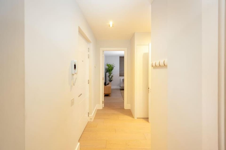 Luxury Apartment Next to the Beach New 2 Bedroom - Great Location - Fast WiFi - Smart TV - sleeps up to 4! Close to Purbeck, Corfe Castle, Sandbanks, Poole & Bournemouth Apartment in Swanage