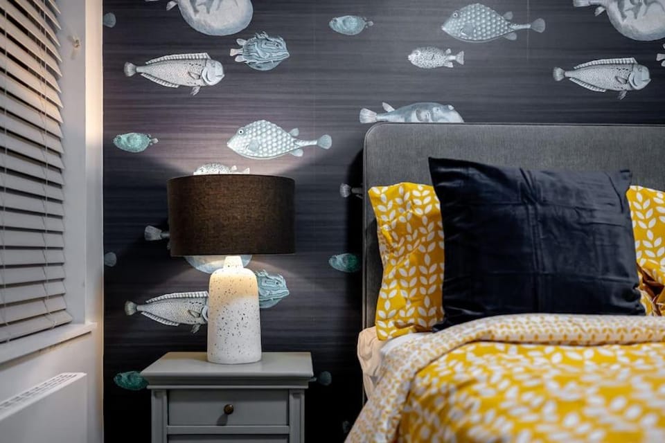 Luxury Apartment Next to the Beach New 2 Bedroom - Great Location - Fast WiFi - Smart TV - sleeps up to 4! Close to Purbeck, Corfe Castle, Sandbanks, Poole & Bournemouth Apartment in Swanage