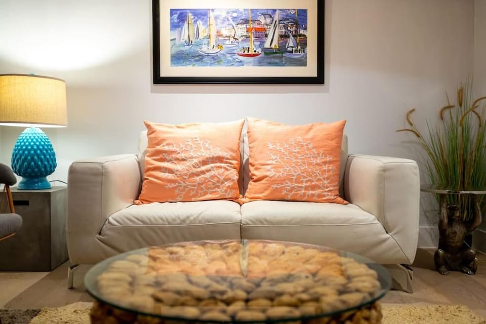 Luxury Apartment Next to the Beach New 2 Bedroom - Great Location - Fast WiFi - Smart TV - sleeps up to 4! Close to Purbeck, Corfe Castle, Sandbanks, Poole & Bournemouth Apartment in Swanage