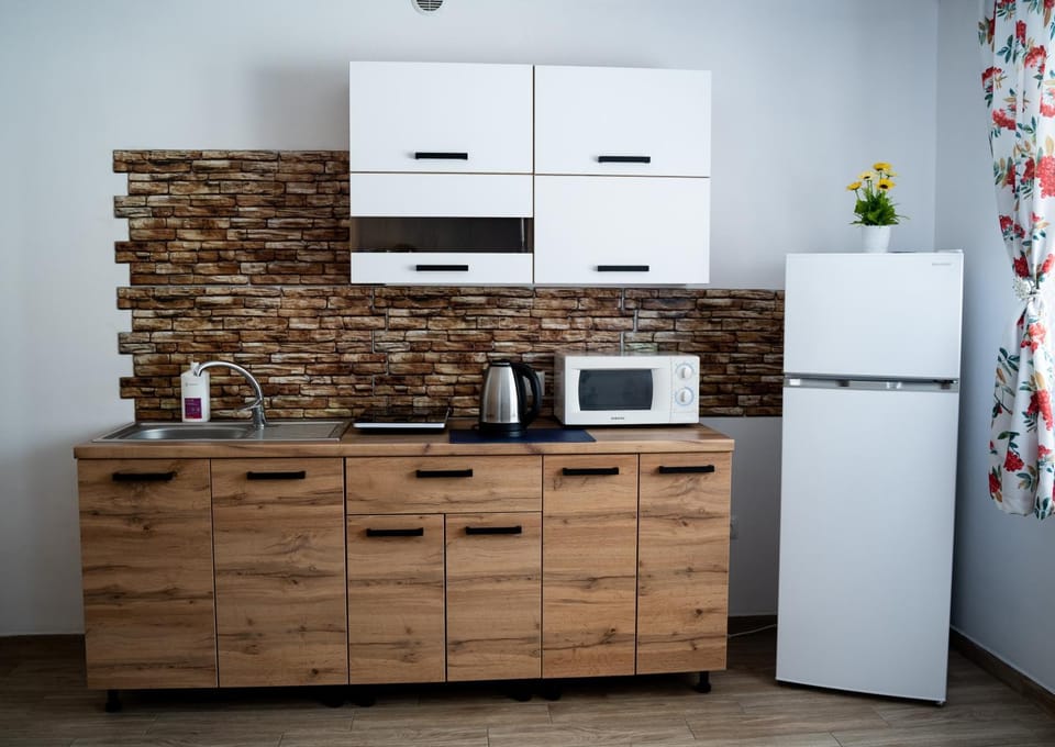 Kitchen or kitchenette, stove, Internal: Not applicable to any particular room