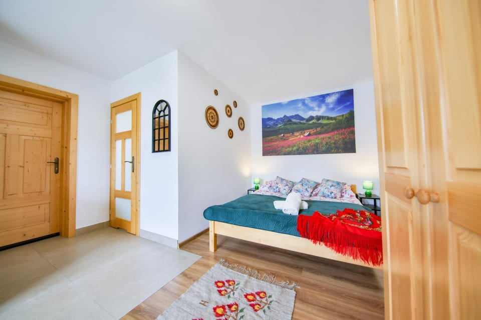 Photo of the whole room, Decorative detail, Bedroom, towels