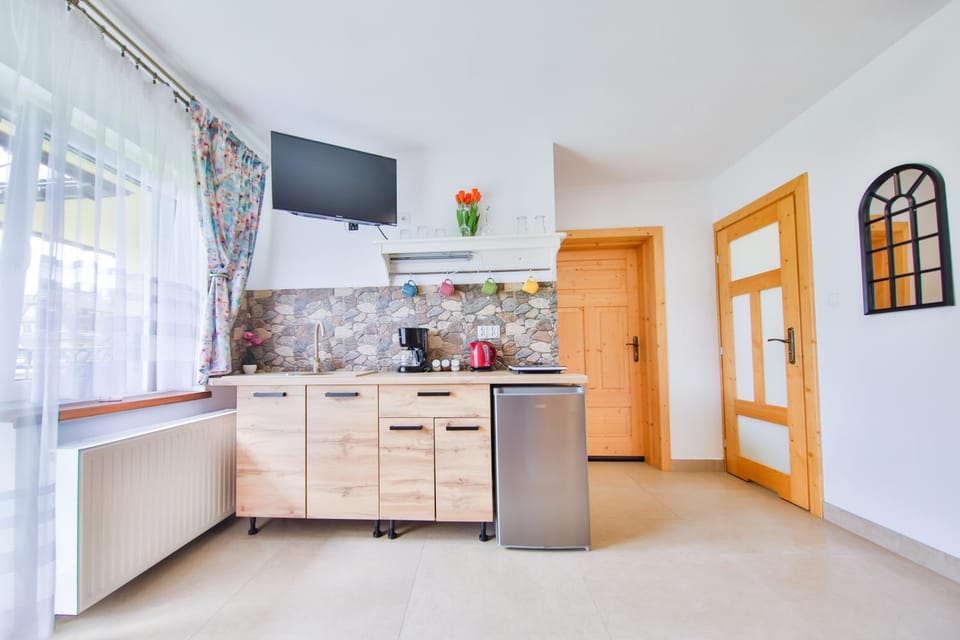 Coffee/tea facilities, Kitchen or kitchenette, Decorative detail, Dining area, Bedroom, minibar, stove