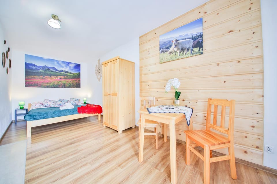 Bed, TV and multimedia, Photo of the whole room, Decorative detail, Seating area, Bedroom, towels