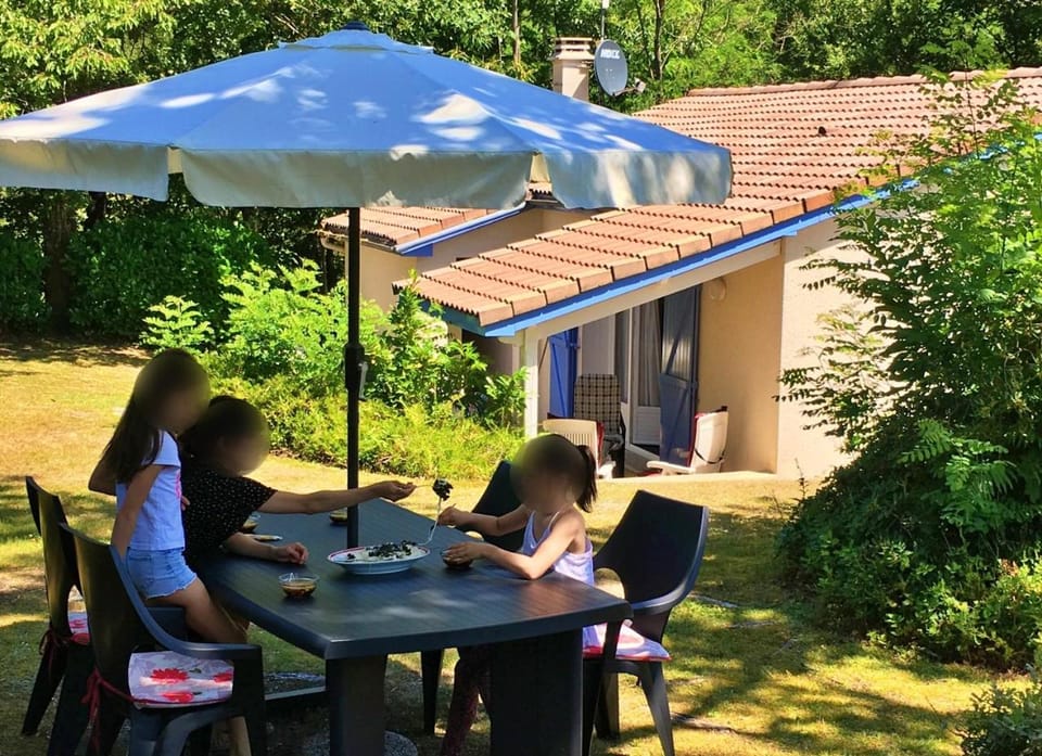 Property building, Patio, Day, People, Garden, Dining area, Garden view