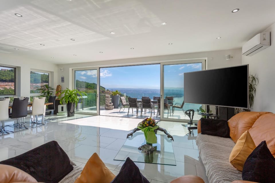 TV and multimedia, Balcony/Terrace, Living room, Dining area, Mountain view, Sea view, air conditioner
