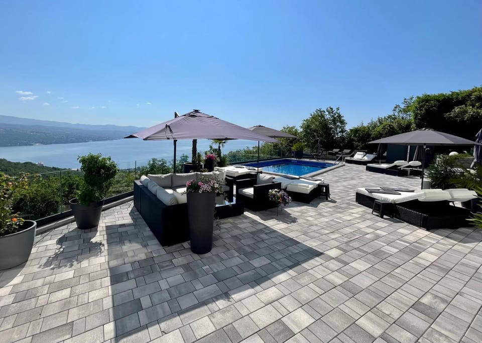Natural landscape, View (from property/room), Seating area, City view, Mountain view, Pool view, Sea view, Swimming pool, sunbed