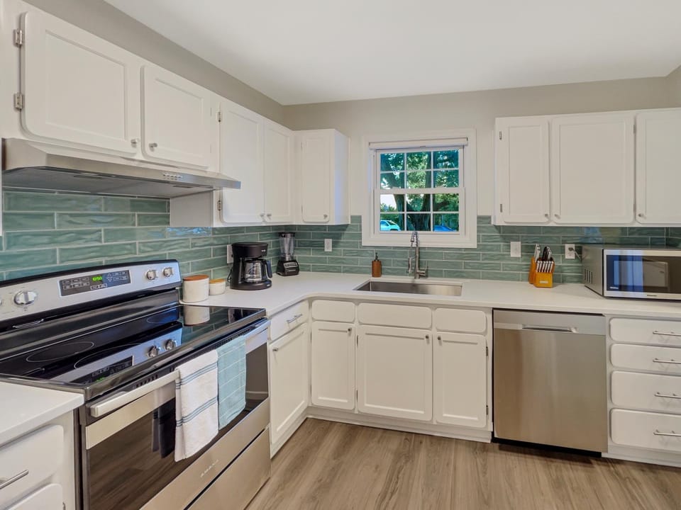 5 Min to Beach—King Beds House in Sullivans Island