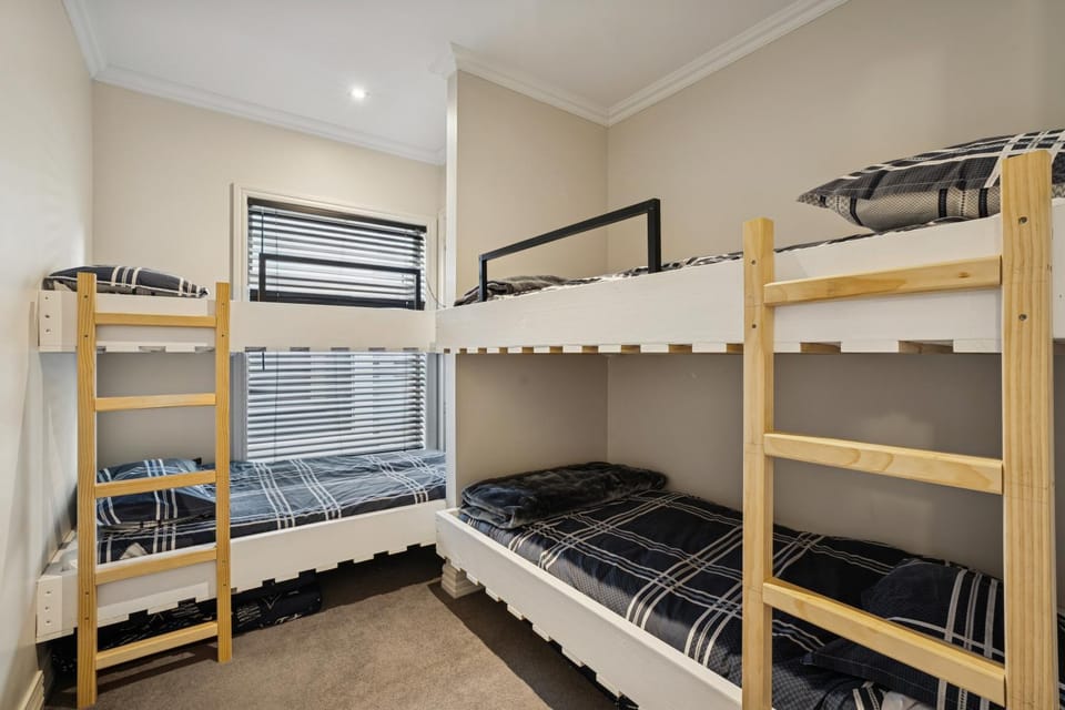 Bedroom, bunk bed